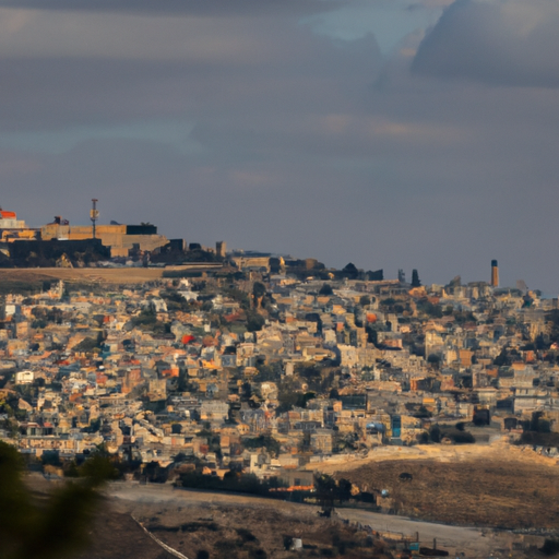 מבט פנורמי על העיר העתיקה בירושלים, המדגיש את משמעותה ההיסטורית והרוחנית.